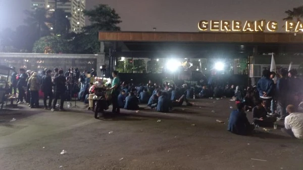 Demo di Belakang DPR/MPR Ricuh, Massa Memaksa Masuk Gedung Parlemen