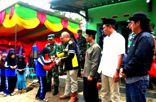 HUT TNI KE-77,  Dandim 0422 Menyerahkan Kunci Rumah Dan Membagikan Sembako Kepada Anak Yatim/Piatu.