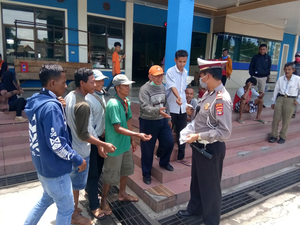 Satlantas Polres Way Kanan Bagikan Masker
