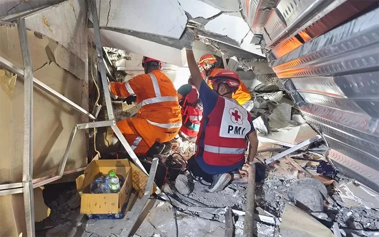 Puluhan Santri Masih Tertimbun di Rerutuhan Musala Ponpes Al Khoziny Siduarjo Pasca Ambruk