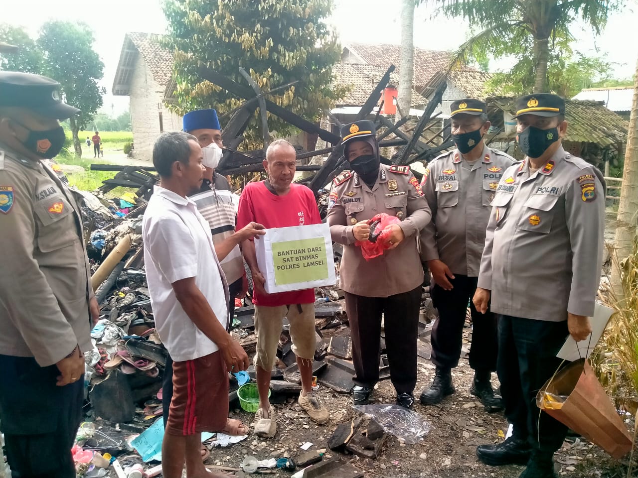 Warga Korban Kebakaran di Palas Terima Bantuan Dari Kapolres Lamsel
