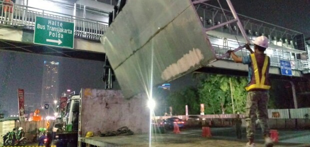 Demi Asian Games, 2 Papan Reklame di JPO Jalan Sudirman Dibongkar