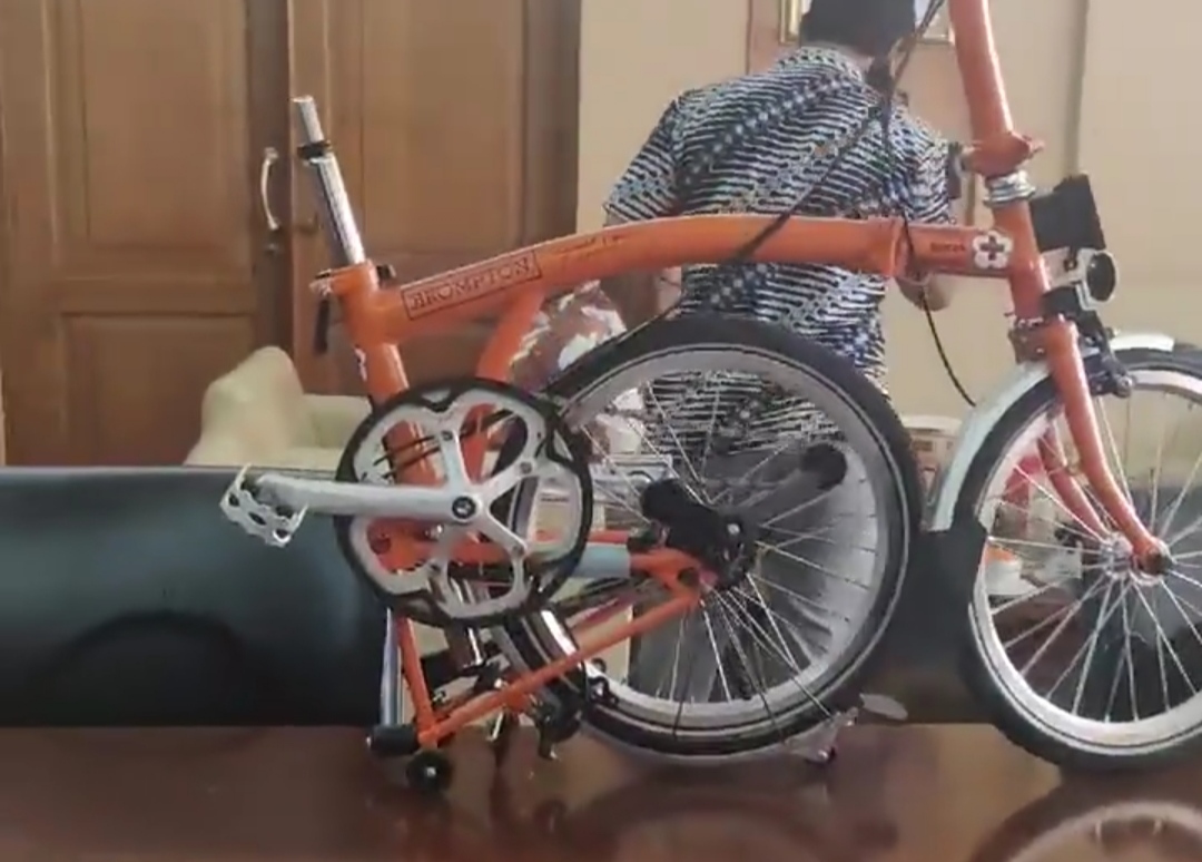 PMI Lelang Sepeda Bertandatangan JK dan Sandiaga