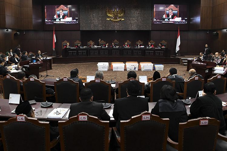 Hakim MK Satu Suara : Menolak Seluruh Gugatan Kubu Prabowo-Sandi