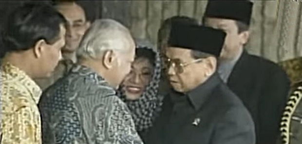 Gus Dur Mengajarkan Agama dan Politik 