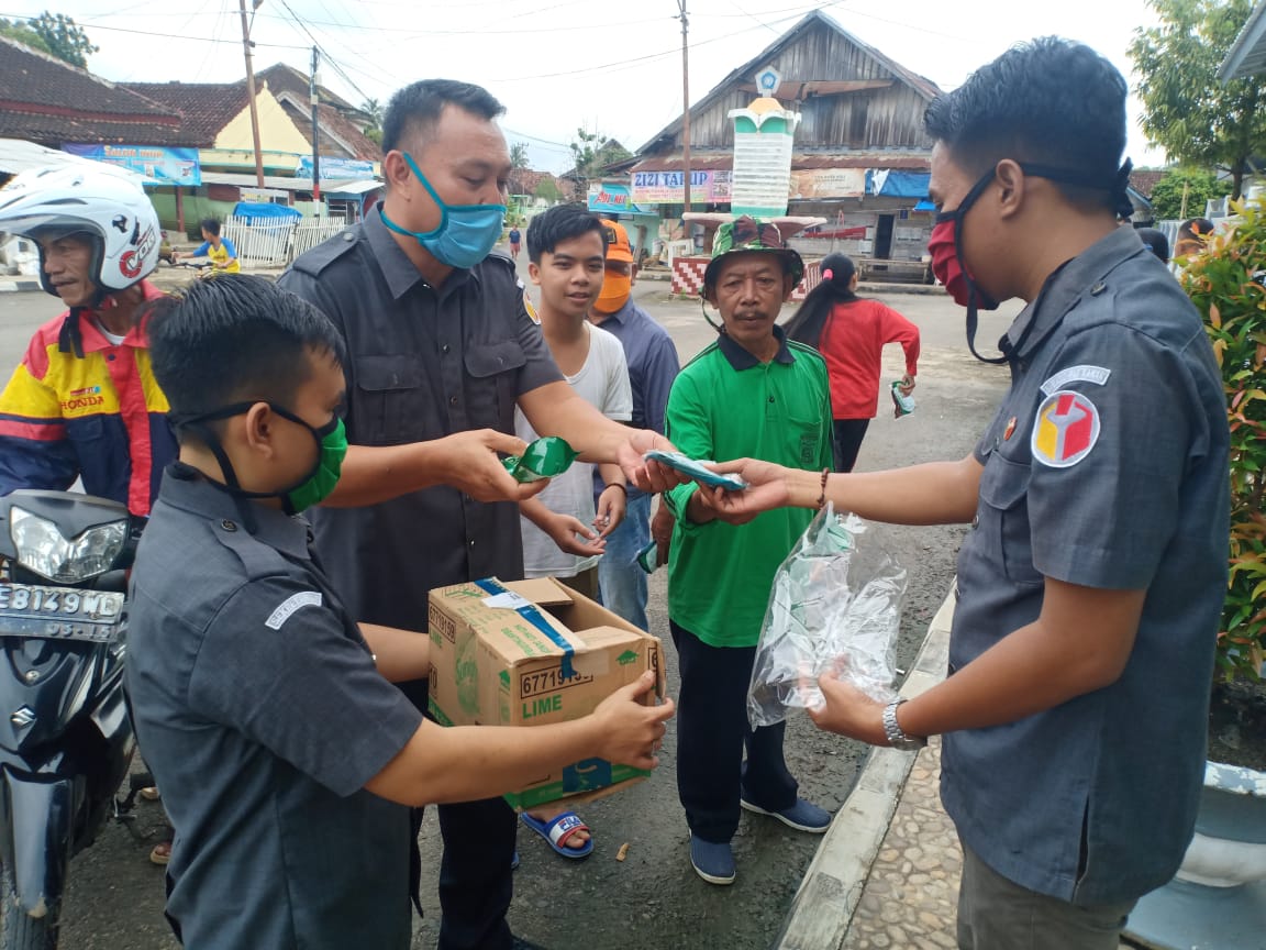 Hut ke 12, Bawaslu Way Kanan Bagi Masker Gratis Kepada Masyarakat