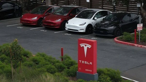 Penjualan Mobil Listrik Lesu, Tesla PHK Hampir 16.000 Karyawan