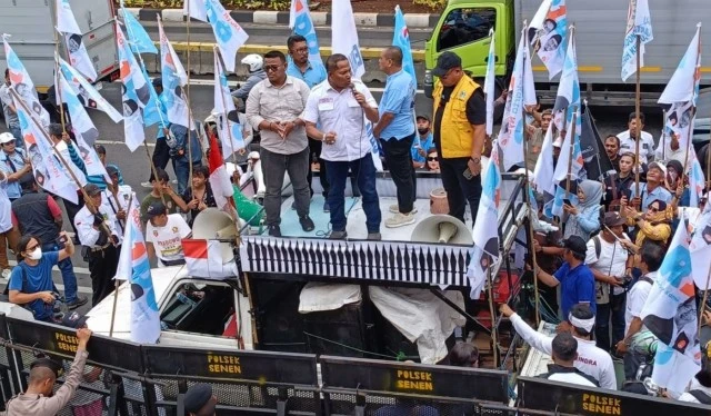 Massa Pendukung RIDO Geruduk KPUD Jakarta, Tuntut Pilkada Dua Putaran