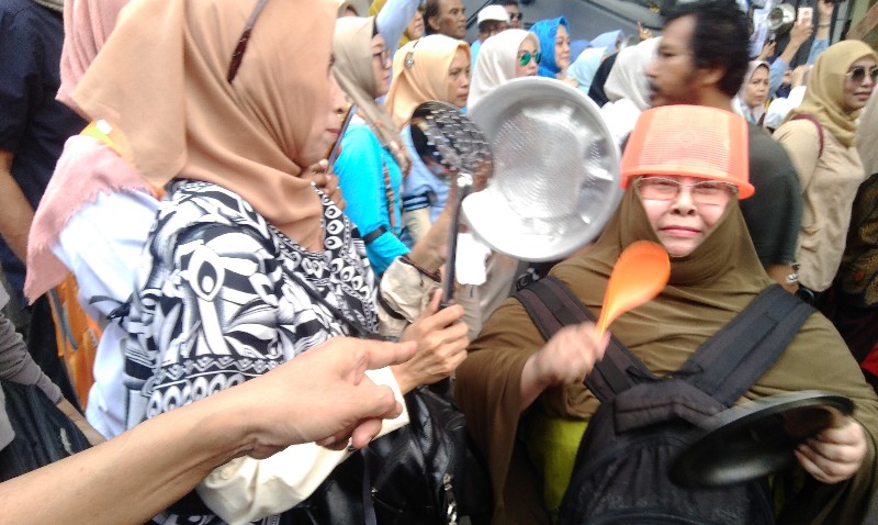 Bawa Peralatan Dapur, Emak-emak Militan Tuntut KPU Jangan Curang