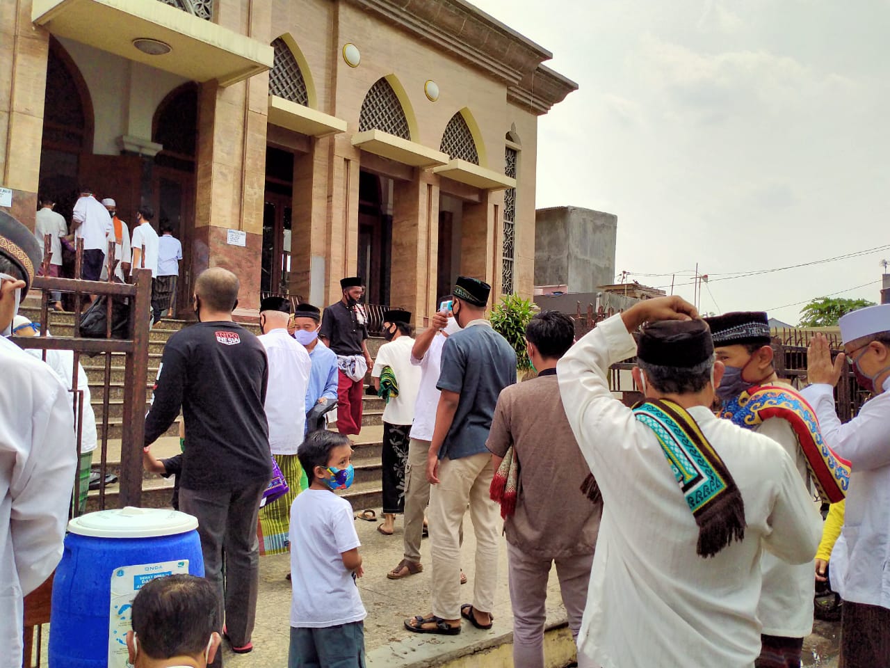 Indahnya... Sholat Jum'at Bersama Halau Corona