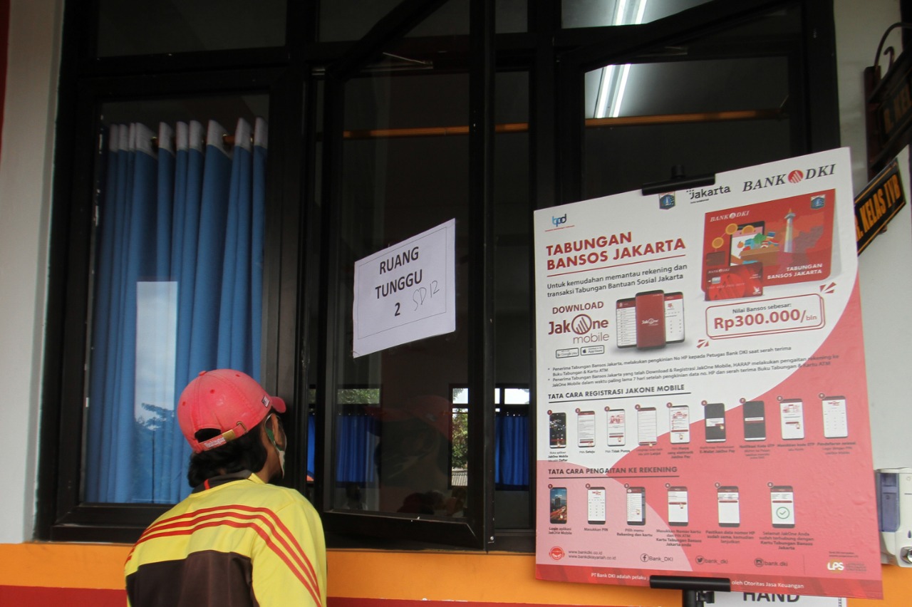 Bank DKI Distribusikan Bantuan Sosial Tunai Untuk 500 Orang Per Titik