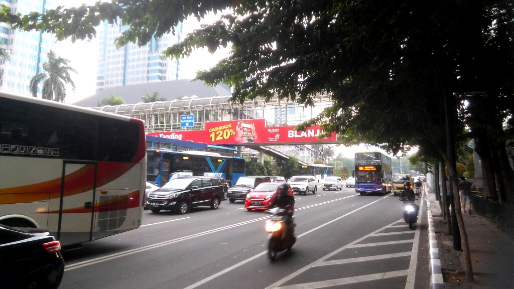 BPRD Minta Satpol PP Tertibkan Reklame Ilegal di JPO Thamrin - Sudirman