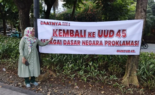 G49 Pasang Spanduk Ajakan Kembali ke UUD 1945 Asli di Sejumlah Lokasi di Jakarta