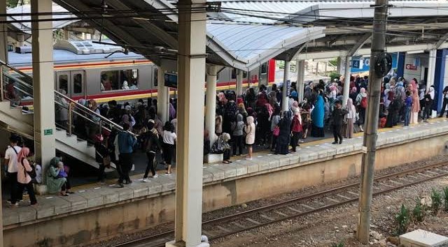 Penumpang KRL Mulai Membludak