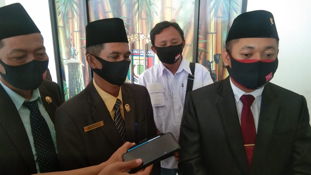 BK DPRD Pringsewu Berikan Sanksi Terhadap RRS atas Pelanggaran Kode etik.