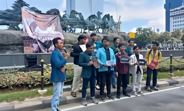 Gelar Mimbar Bebas di Patung Kuda, BEM SI Desak Jokowi Minta Maaf
