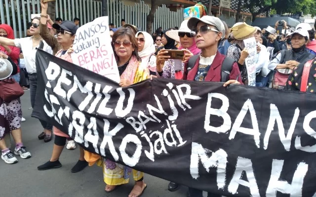 Aksi di Bawaslu, GKR Tuntut DPR Bentuk Pansus Bansos Pemilu 2024