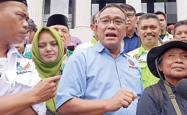 Jelang Aksi Besar-besaran 10 Agustus, Puluhan Buruh Longmarch dari Bandung ke Jakarta