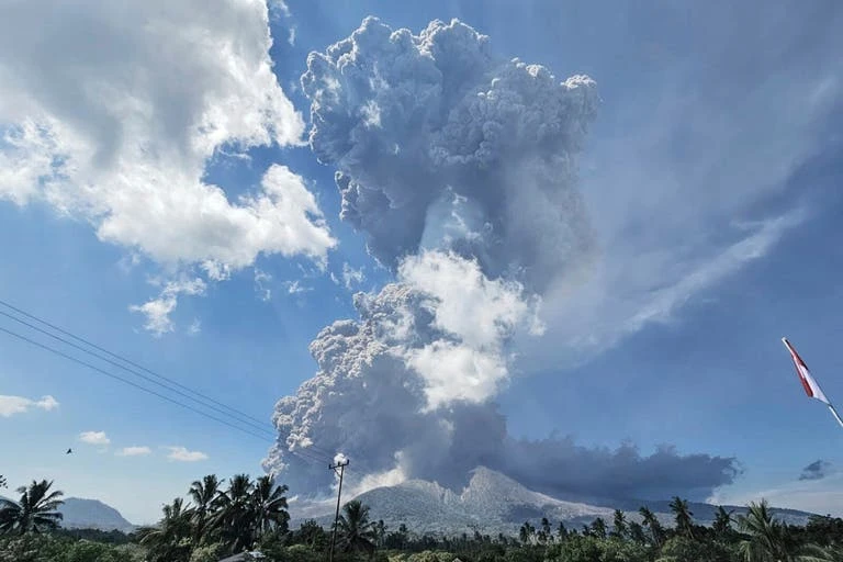 Gunung Lewotobi Laki-laki 2 Kali Meletus dengan Dahsyat, 10 Desa Alami Hujan Abu, Pasir dan Kerikil