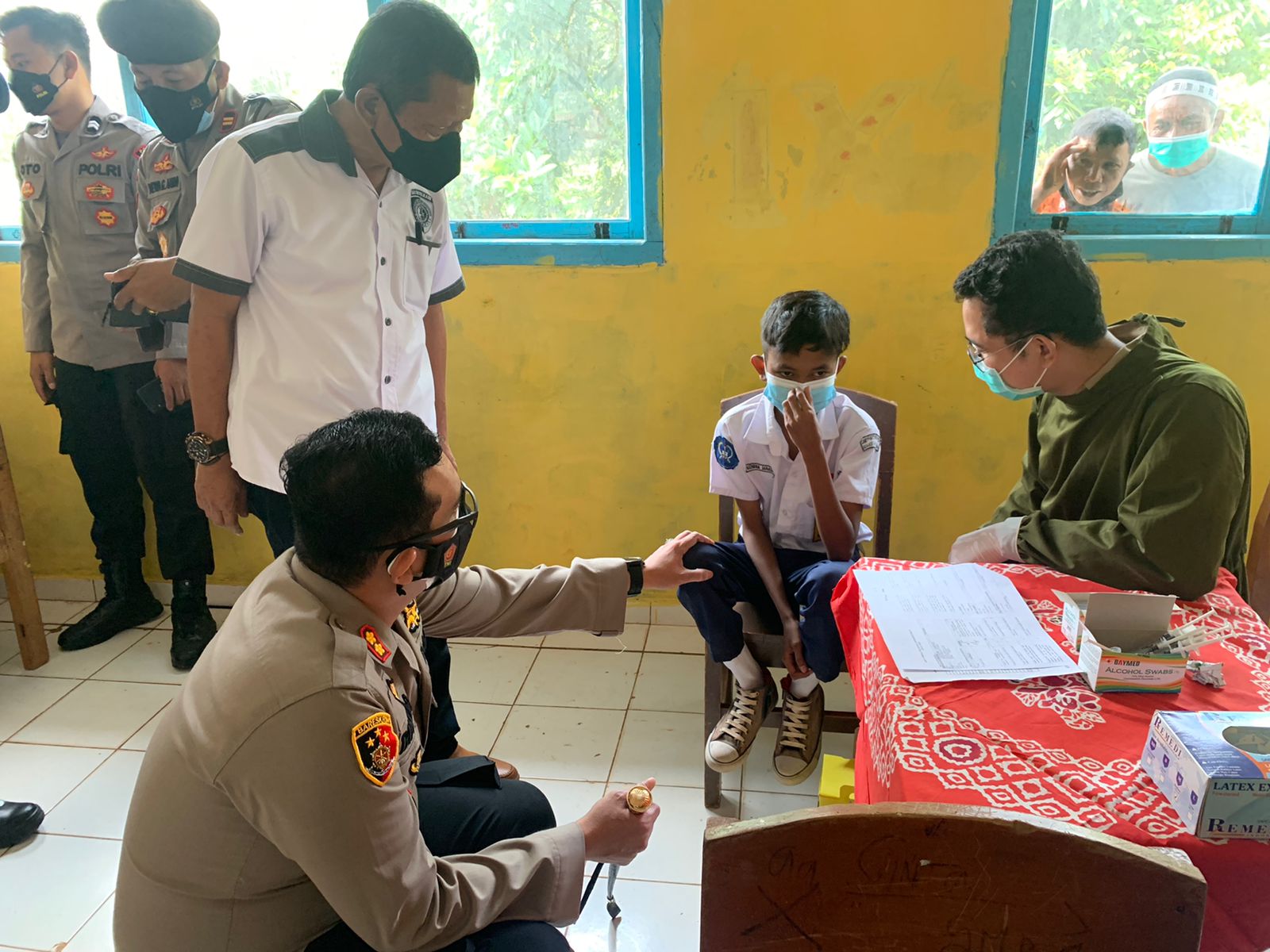 Jajaran Polres Way Kanan Laksanakan Antar Jemput Bagi Siswa