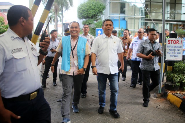 Ratusan Pencari Suaka Dipindahkan ke Eks Kantor Kodim Kalideres