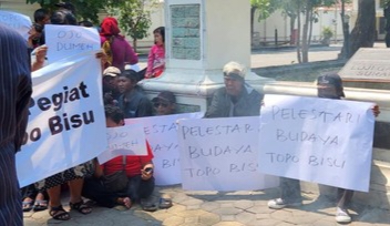 Muak Politik Dinasti, Ratusan Warga Solo Tapa Bisu di Rumah Dinas Gibran