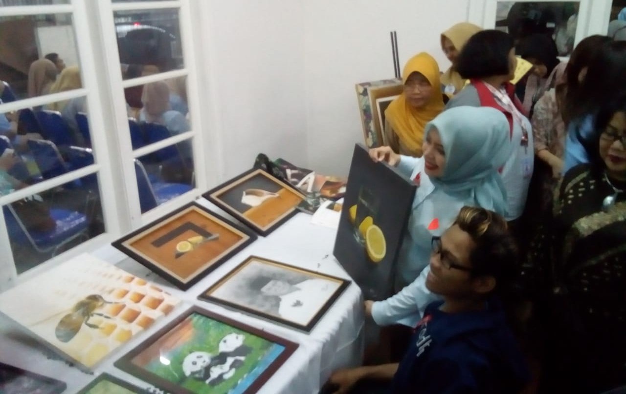 Nur Asia Uno melihat karya para Disabilitas