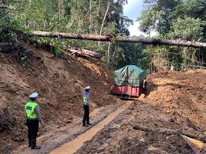 Truk Tidak Dapat Melalui Jalan Rusak