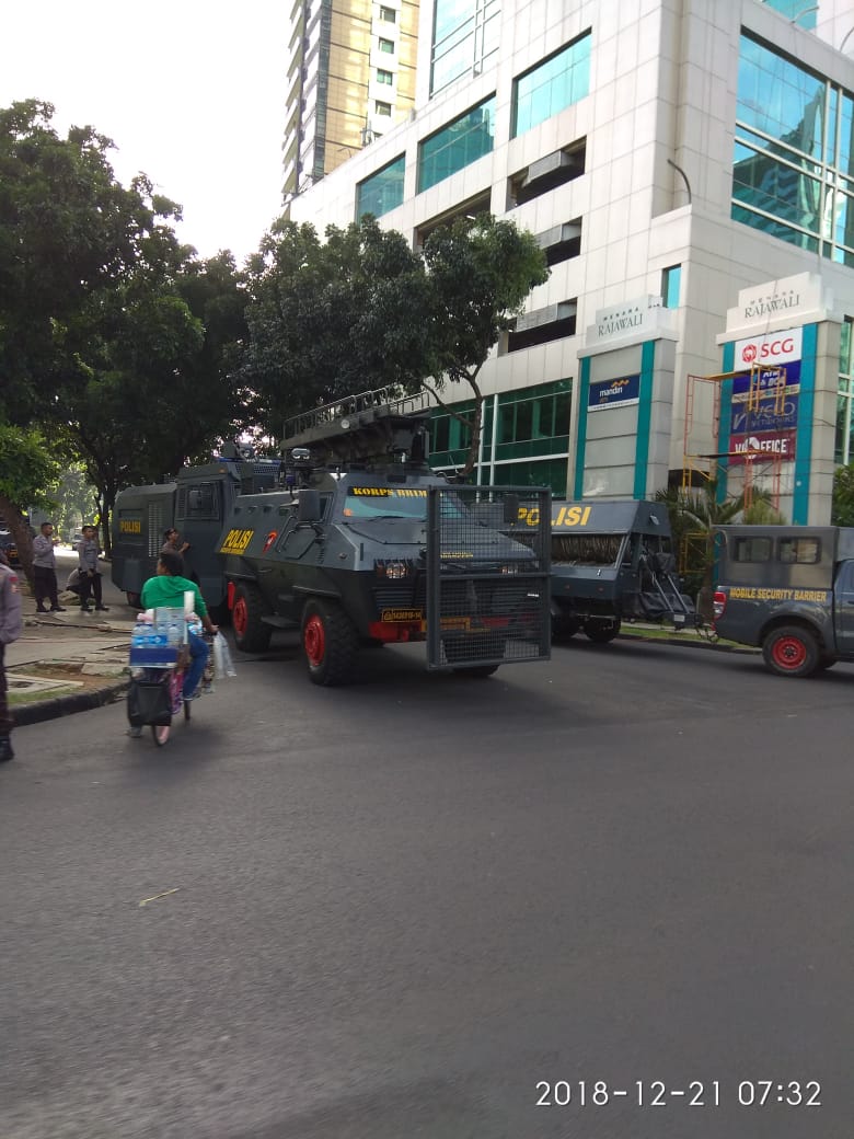 Sejumlah kendaraan berat juga turut disertakan oleh pihak keamanan untuk antisipasi