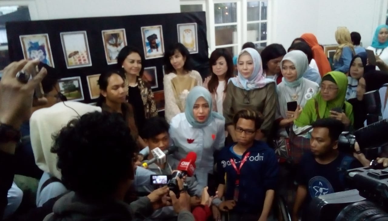 Nur Asia Berfoto bersama usai memberikan keterangan pres